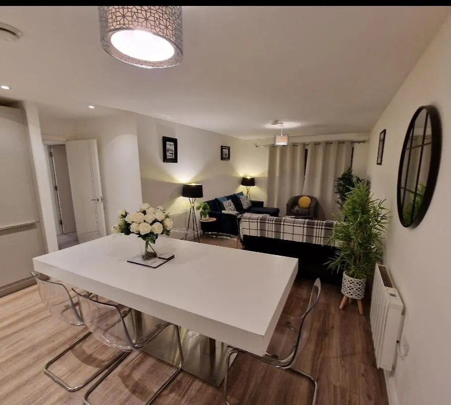 Modern Apartment, Sleeps 6, Belfast City Centre